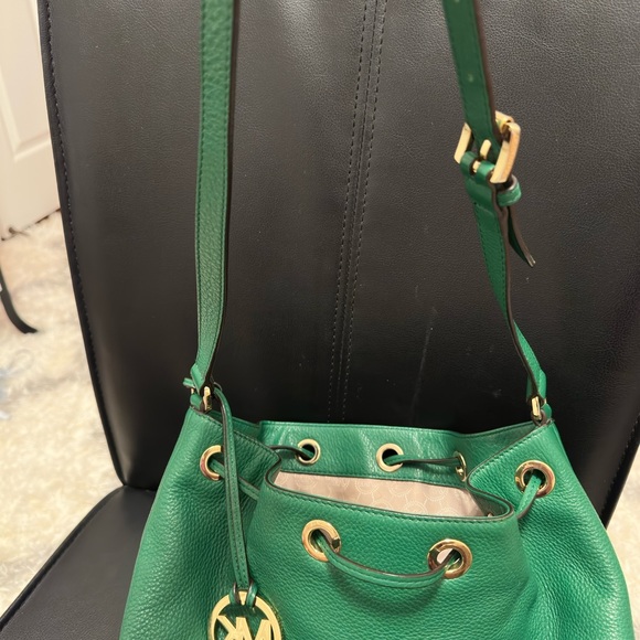 Micheal Kors shoulder bags👜, green color,one size , zipper pocket inside - Picture 2 of 12